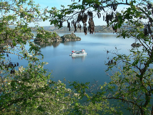 Excursion boat on the Flumendosa Lake